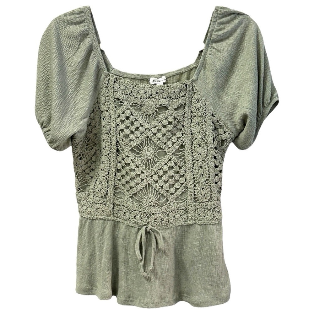 Thread and Clover Women’s Short Sleeve Crochet Front Peplum Top Sz M